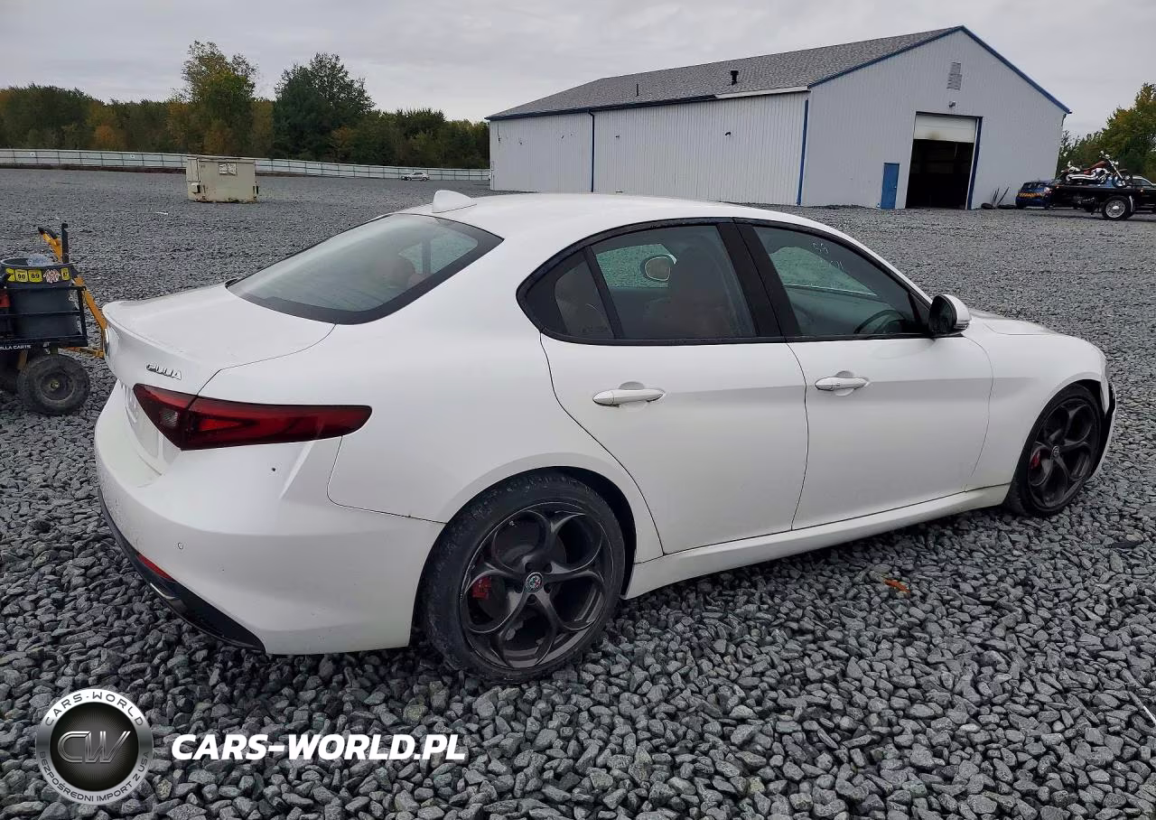 2018 Alfa Romeo Giulia Ti VIN:ZARFAECN0J7583941 - 3