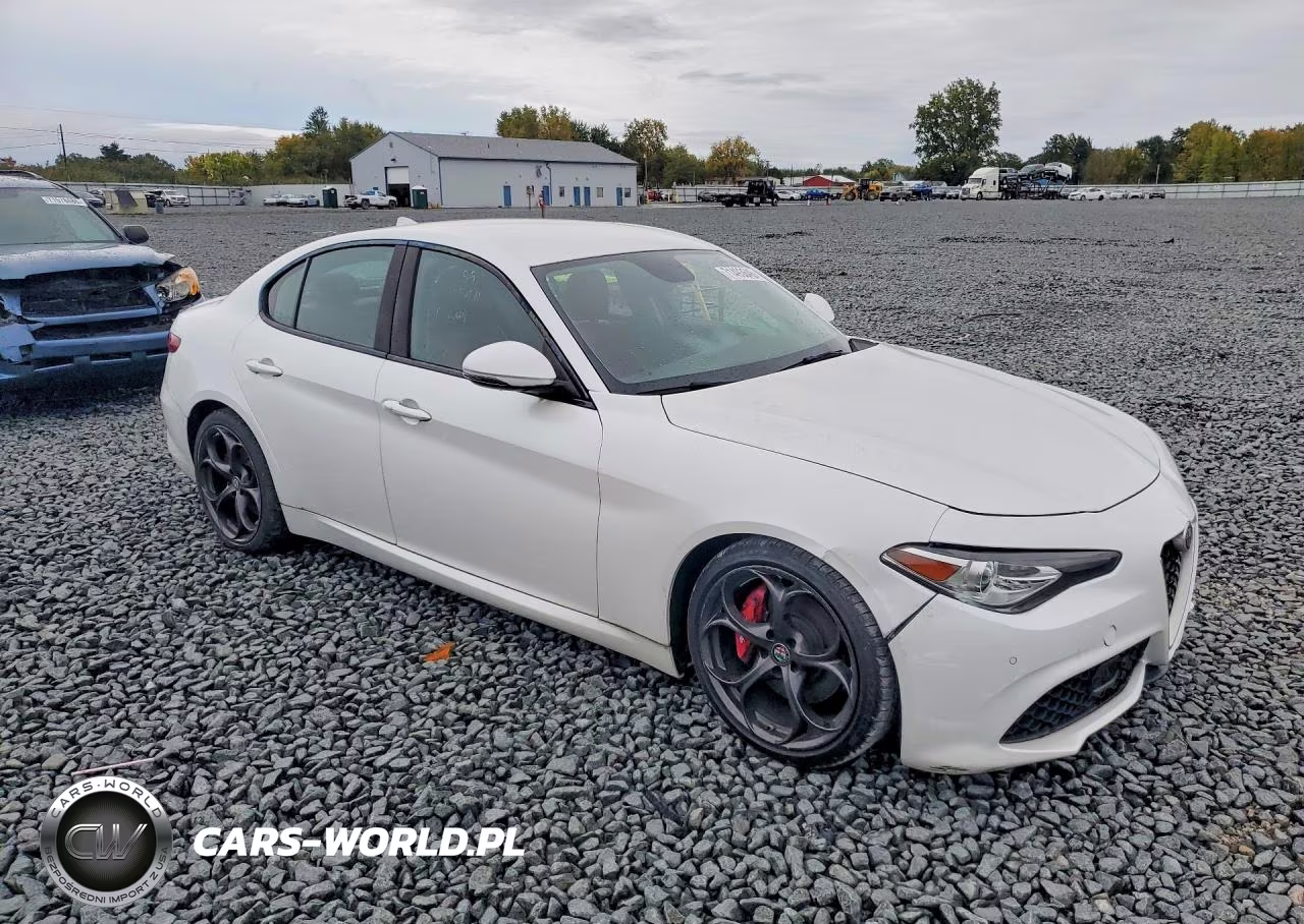 2018 Alfa Romeo Giulia Ti VIN:ZARFAECN0J7583941 - 4