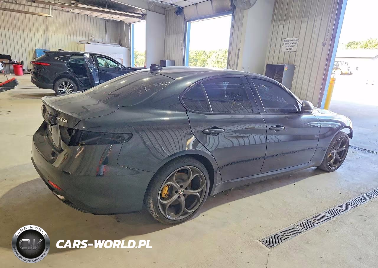 2018 Alfa Romeo Giulia Ti Q4 VIN:ZARFAEEN0J7568420 - 3