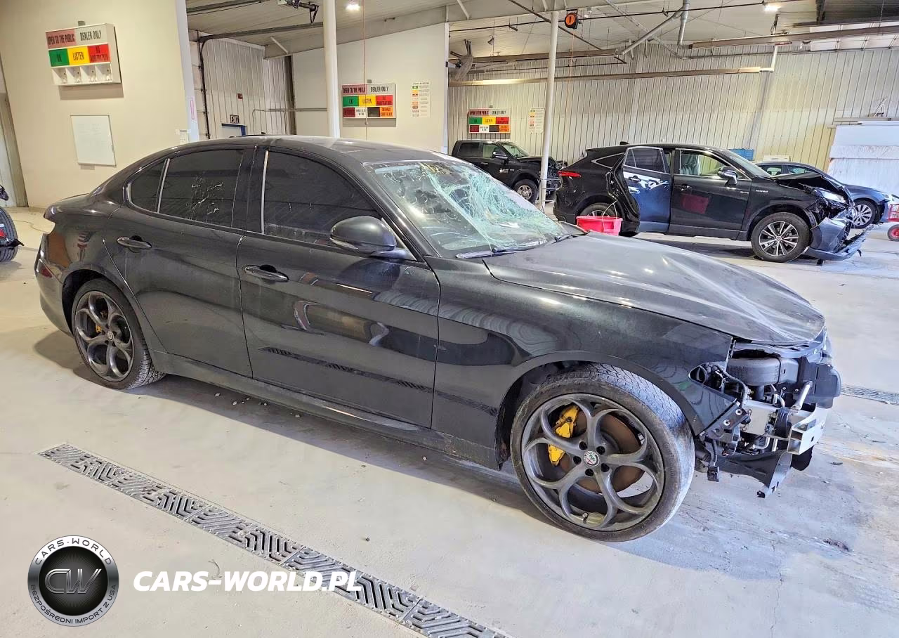 2018 Alfa Romeo Giulia Ti Q4 VIN:ZARFAEEN0J7568420 - 4