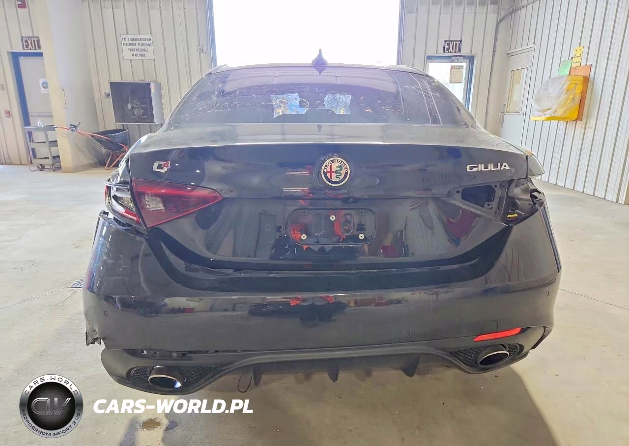 2018 Alfa Romeo Giulia Ti Q4 VIN:ZARFAEEN0J7568420 - 6