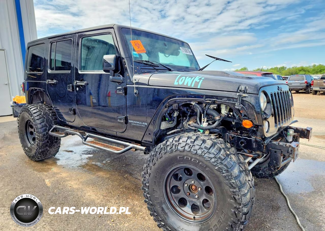 2015 Jeep Wrangler Unlimited Sahara VIN:1C4HJWEG2FL770233 - 4