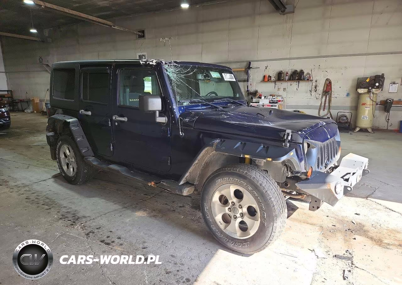 2013 Jeep Wrangler Unlimited Sahara VIN:1C4BJWEG9DL619702 - 4