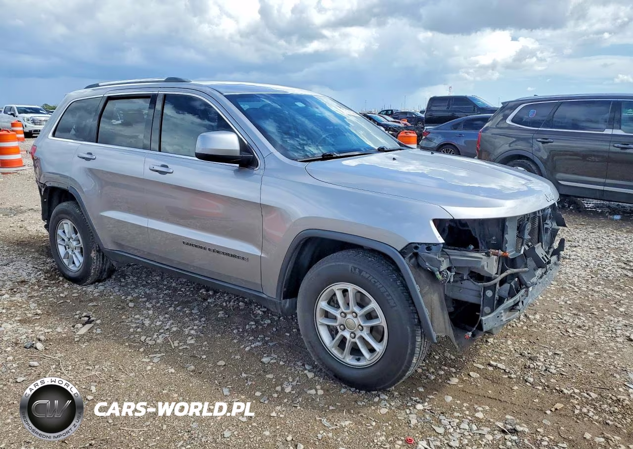 2018 Jeep Grand Cherokee Laredo VIN:1C4RJEAG9JC182309 - 4