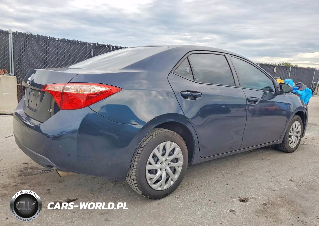 2018 Toyota Corolla Le VIN:5YFBURHE4JP851470 - 3