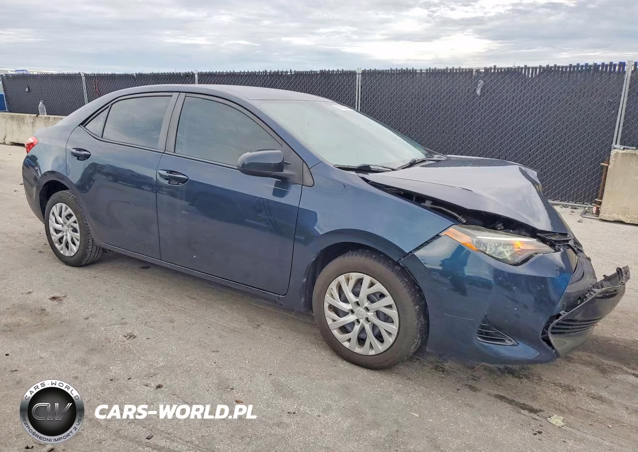 2018 Toyota Corolla Le VIN:5YFBURHE4JP851470 - 4