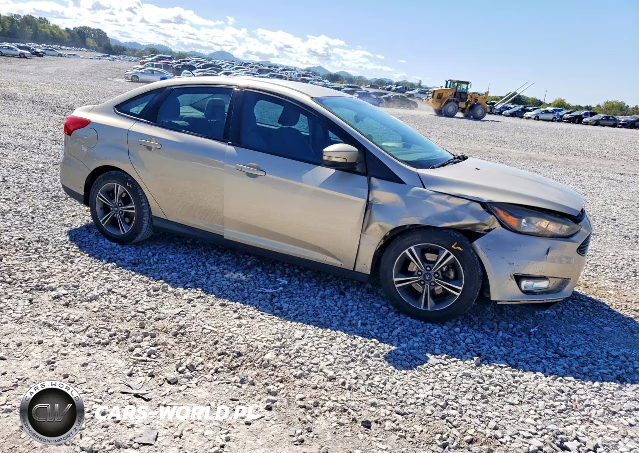 2017 Ford Focus Se VIN:1FADP3FEXHL266076 - 4