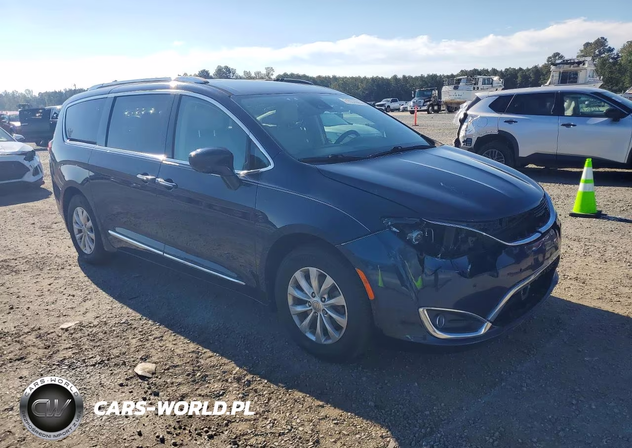 2018 Chrysler Pacifica Touring L Plus VIN:2C4RC1EG5JR108518 - 4