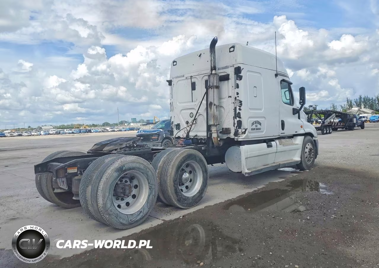 2012 Freightliner Cascadia 1 - Semi Truck VIN:1FUJGLDRXCSBB2296 - 3