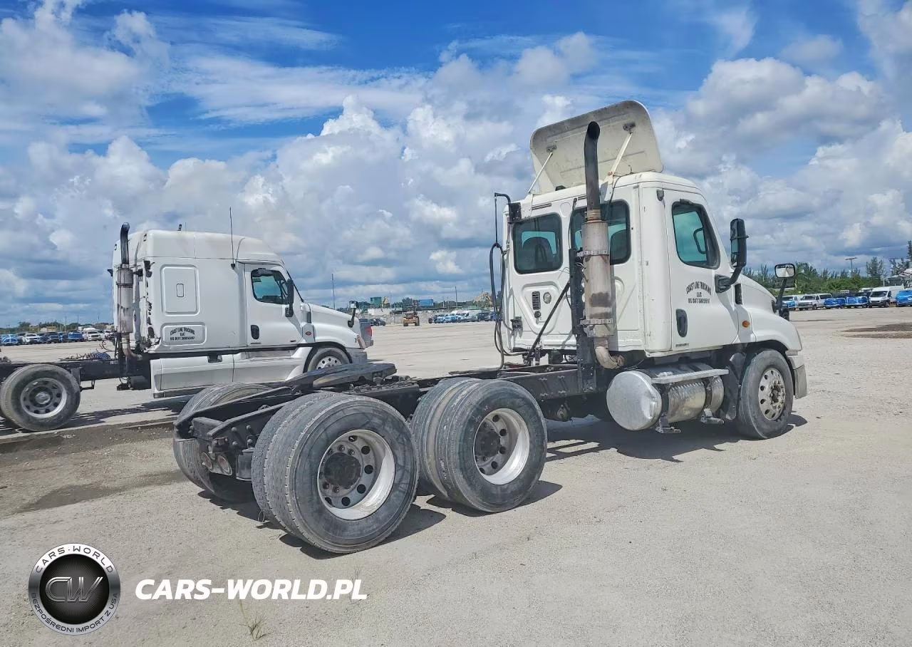2010 Freightliner Cascadia 1 - Semi Truck VIN:1FUJGEDR4ALAN1051 - 3