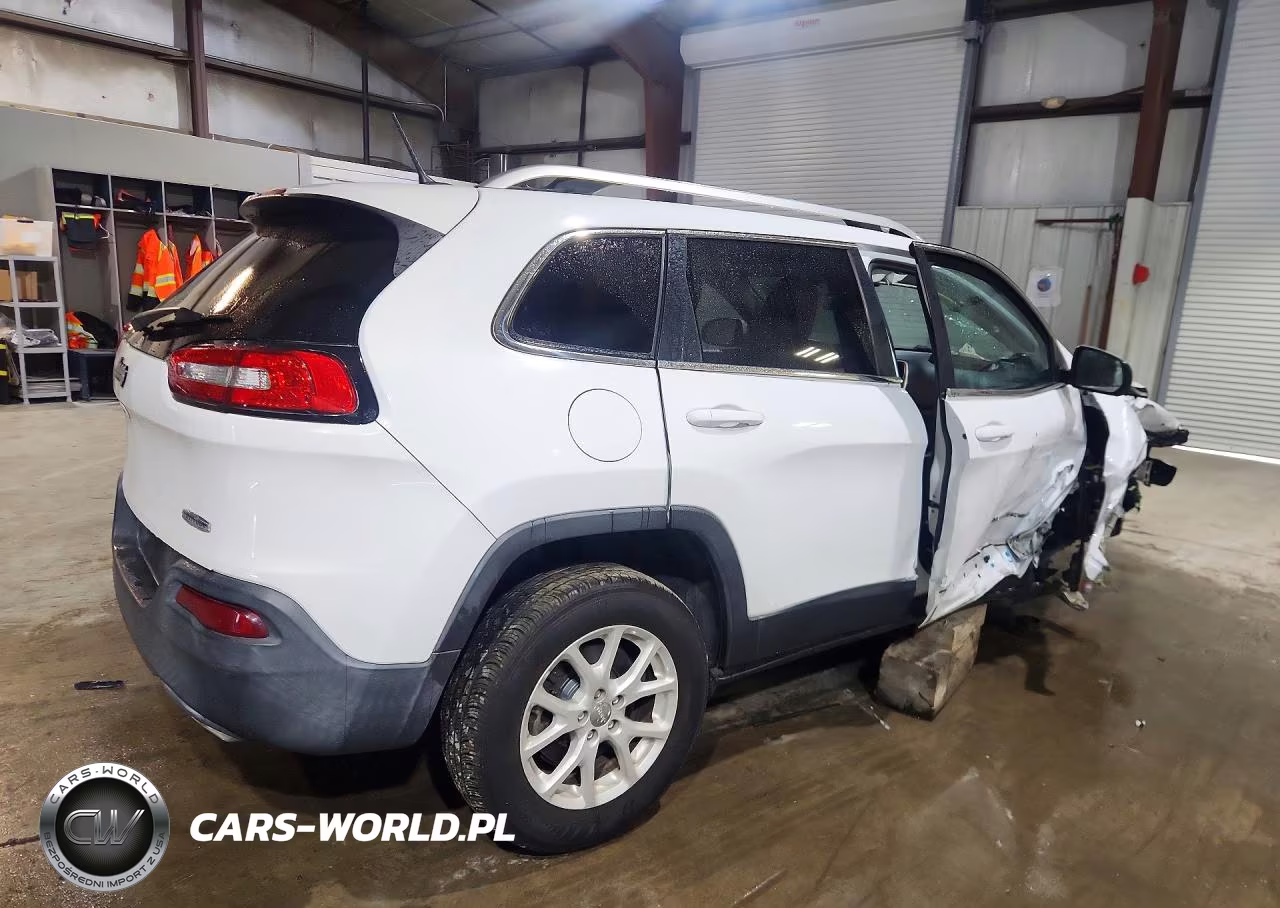 2015 Jeep Cherokee Latitude VIN:1C4PJMCS1FW686118 - 3