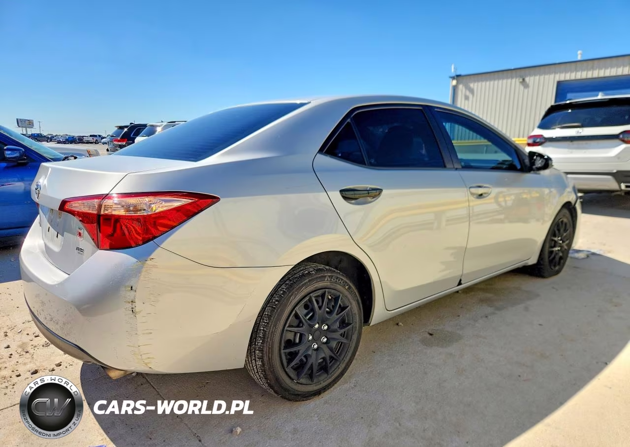 2018 Toyota Corolla Le VIN:5YFBURHE0JP749504 - 3