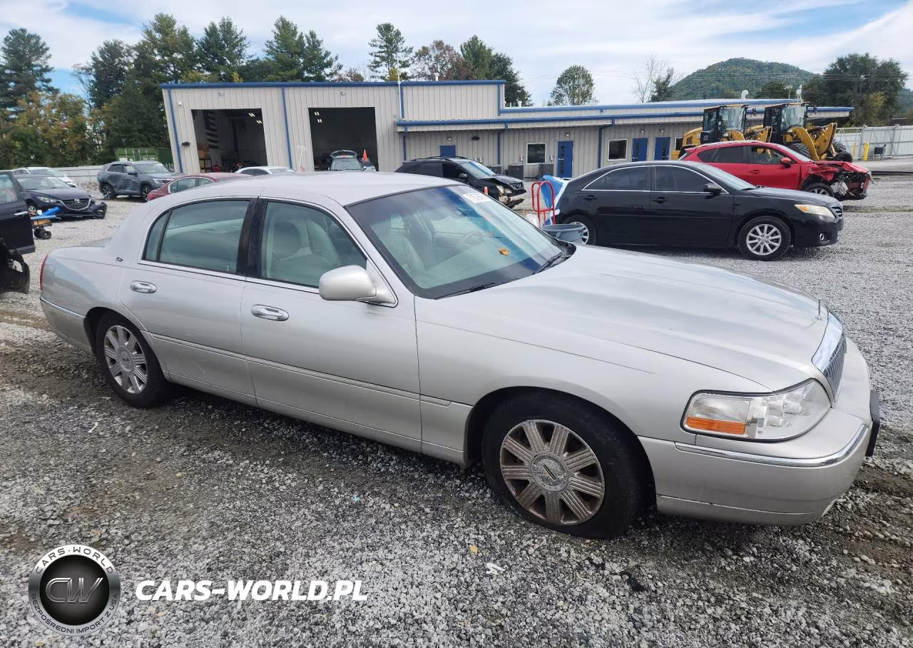 2003 Lincoln Town Car Cartier VIN:1LNHM83W83Y690216 - 4