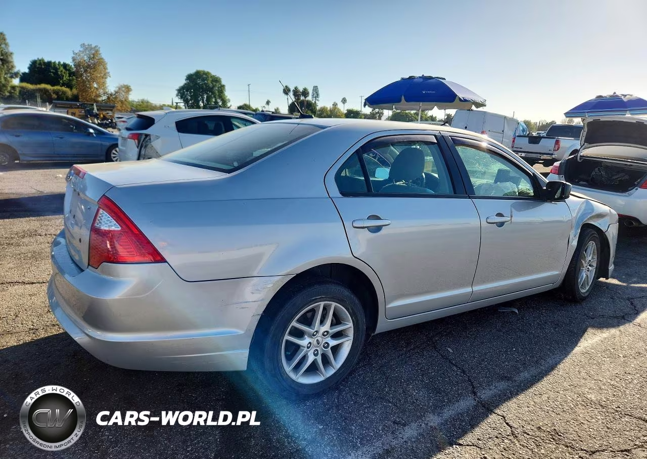2010 Ford Fusion S VIN:3FAHP0GA2AR257729 - 3