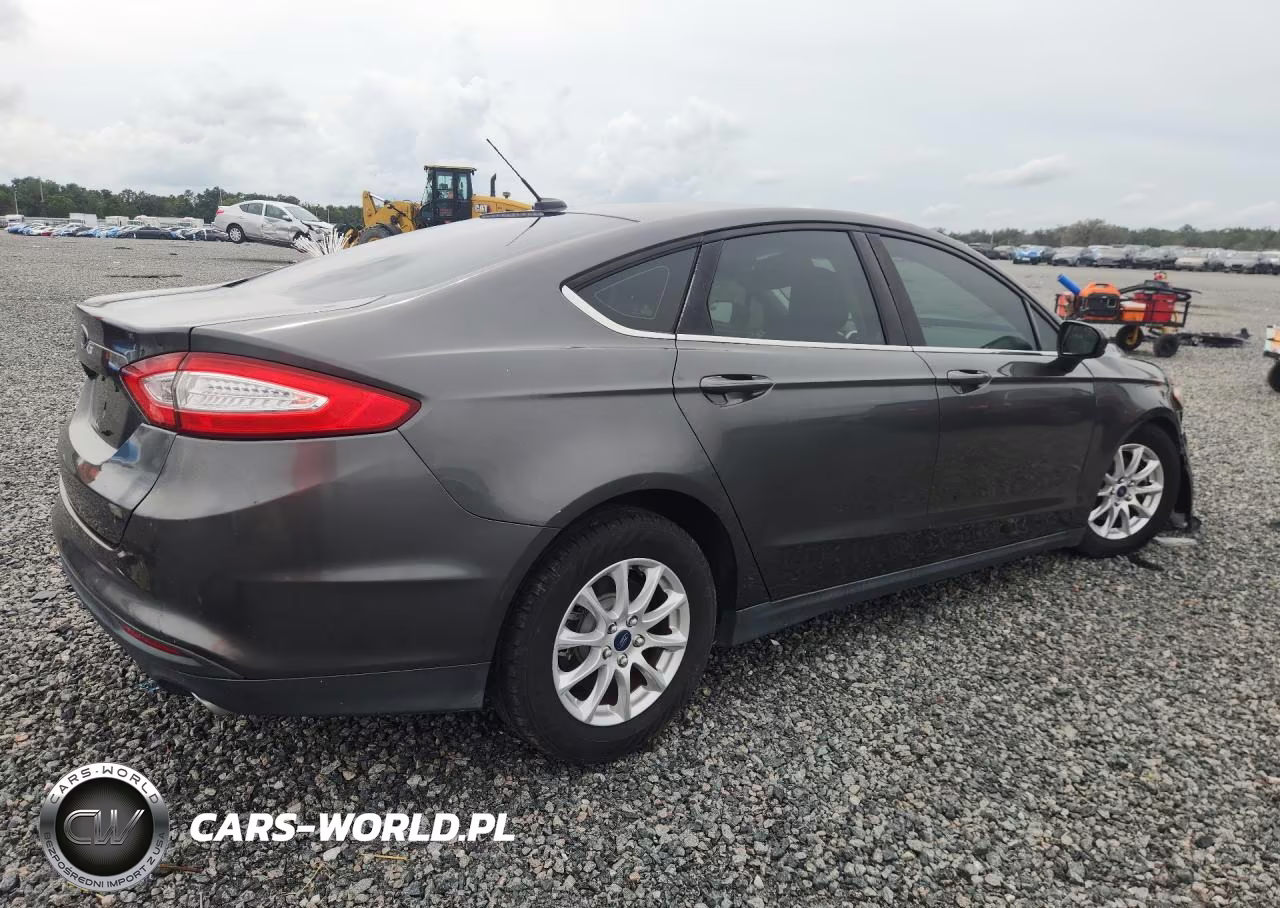 2015 Ford Fusion S VIN:3FA6P0G70FR132215 - 3