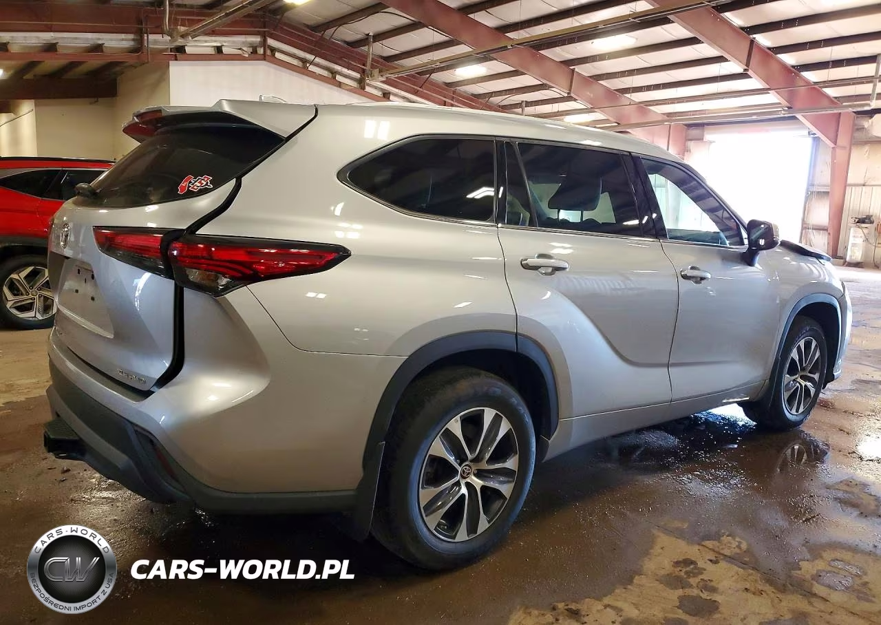 2022 Toyota Highlander Xle VIN:5TDGZRBH0NS575179 - 3