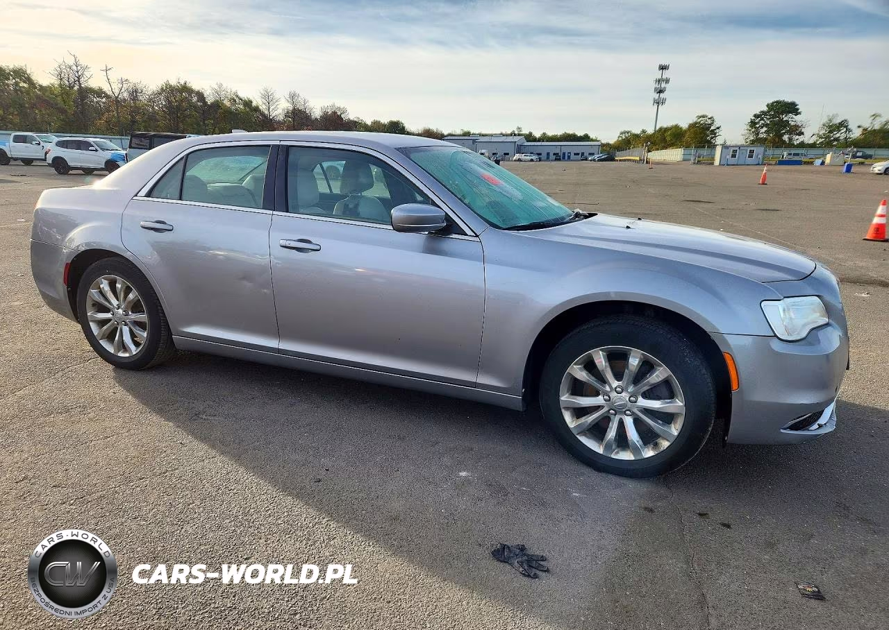 2017 Chrysler 300 Limited VIN:2C3CCARG0HH637394 - 4