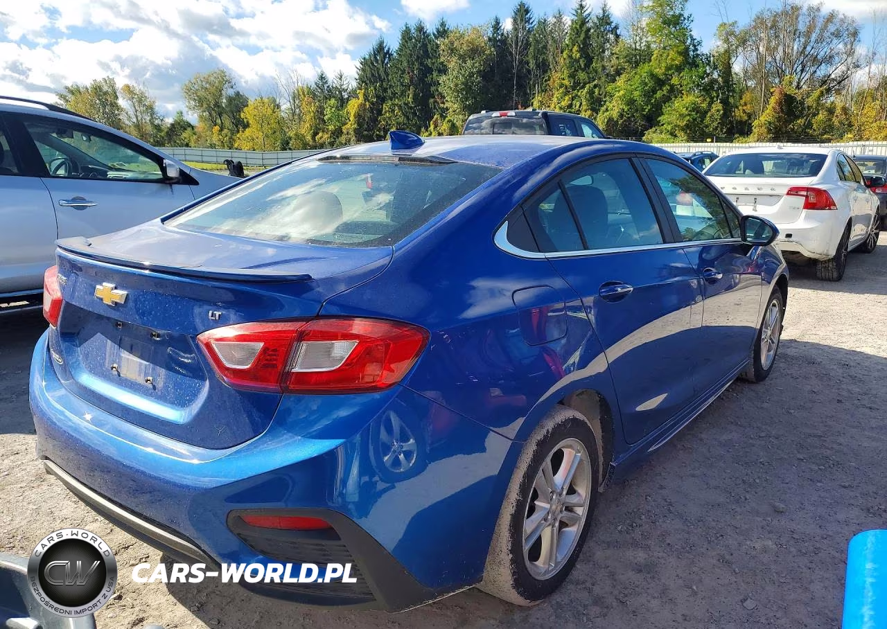 2018 Chevrolet Cruze Lt VIN:1G1BE5SM8J7215845 - 3
