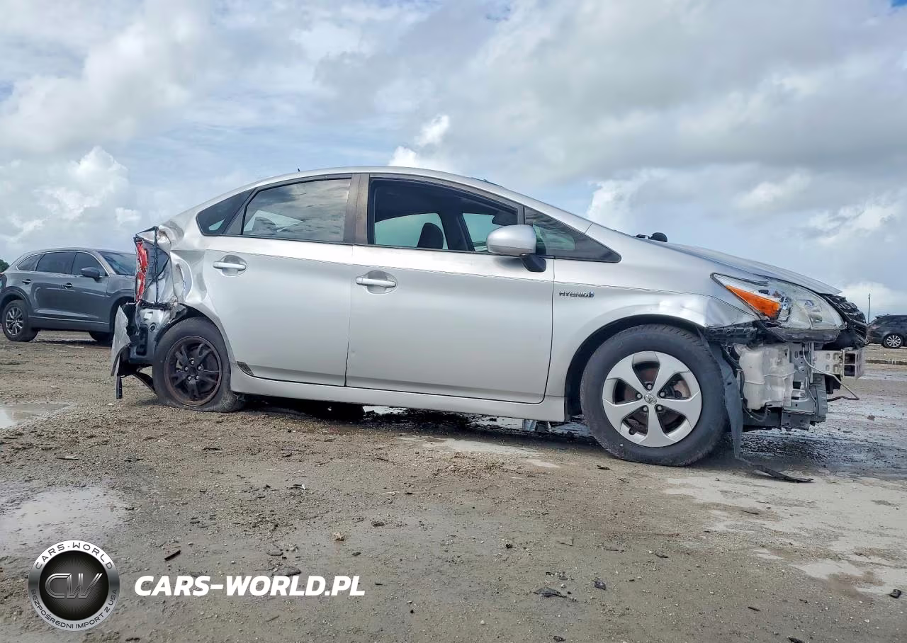 2013 Toyota Prius Three VIN:JTDKN3DU2D5590106 - 4