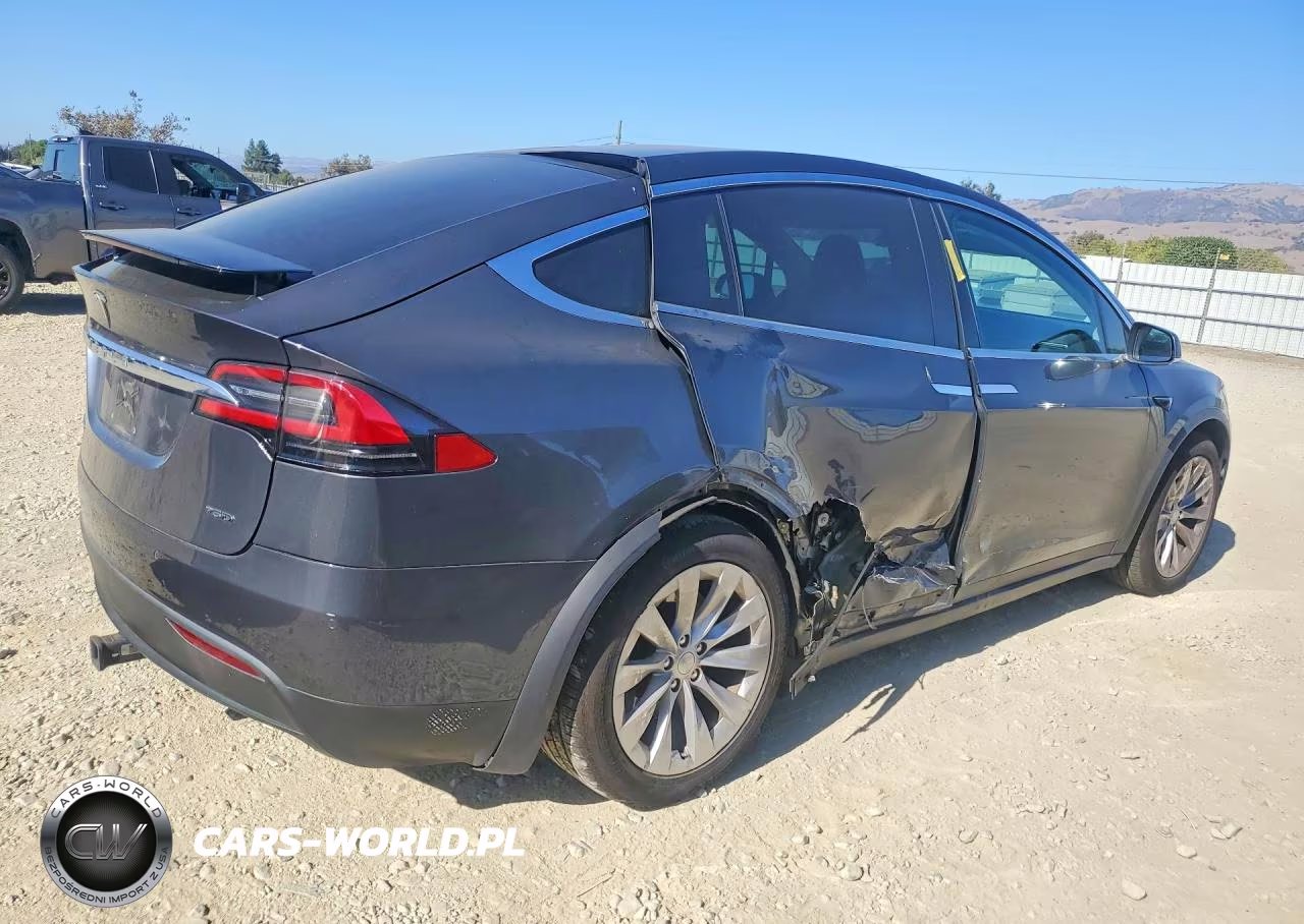 2018 Tesla Model X VIN:5YJXCAE21JF093846 - 3