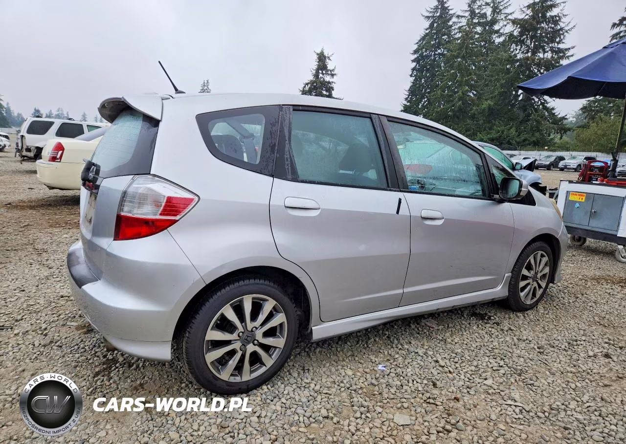 2013 Honda Fit Sport VIN:JHMGE8H56DC027821 - 3