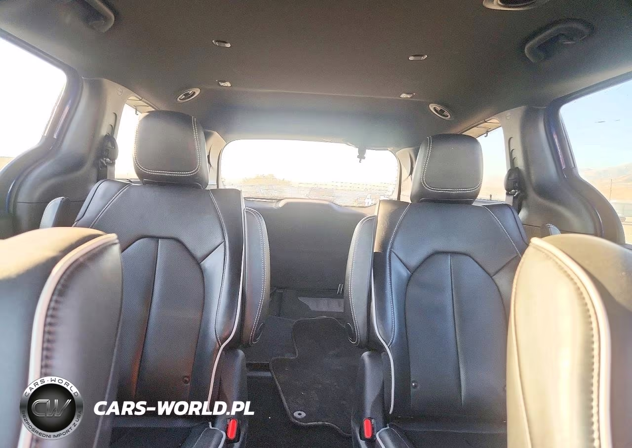 2020 Chrysler Pacifica Hybrid Limited VIN:2C4RC1N70LR287800 - 10