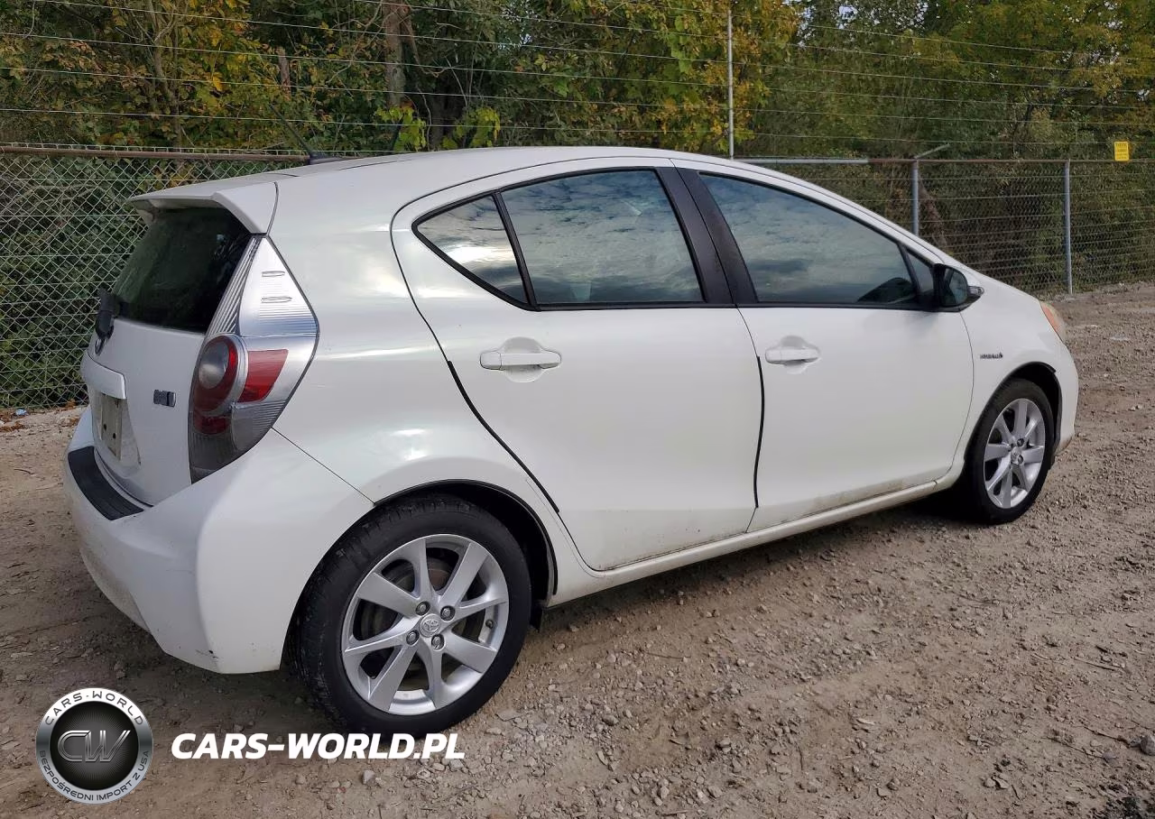 2013 Toyota Prius C VIN:JTDKDTB36D1051749 - 3
