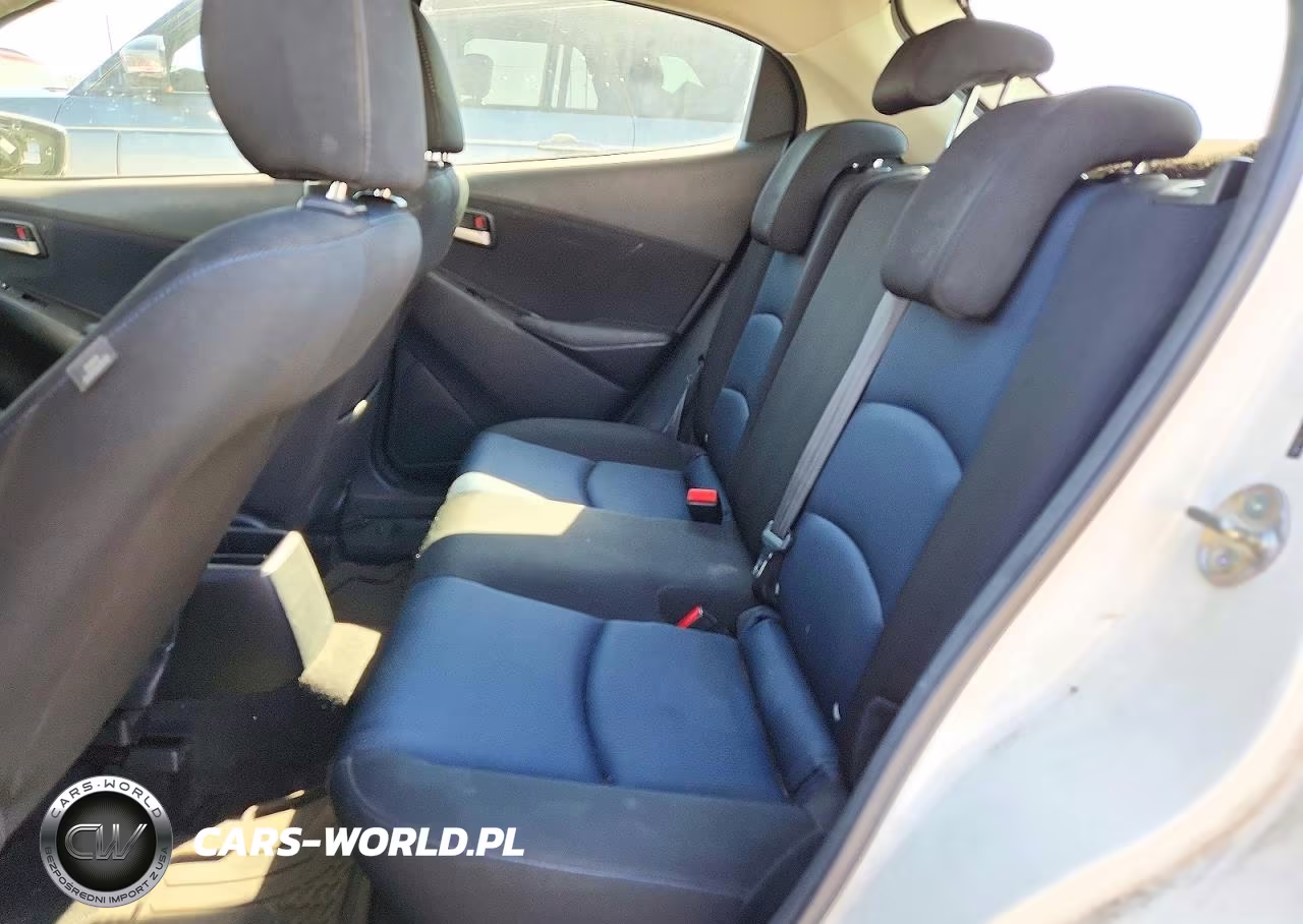 2020 Toyota Yaris Hatchback Le VIN:3MYDLBJV7LY700317 - 10