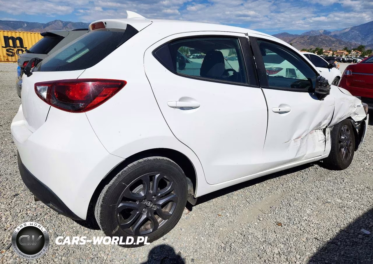2020 Toyota Yaris Hatchback Le VIN:3MYDLBJV7LY700317 - 3
