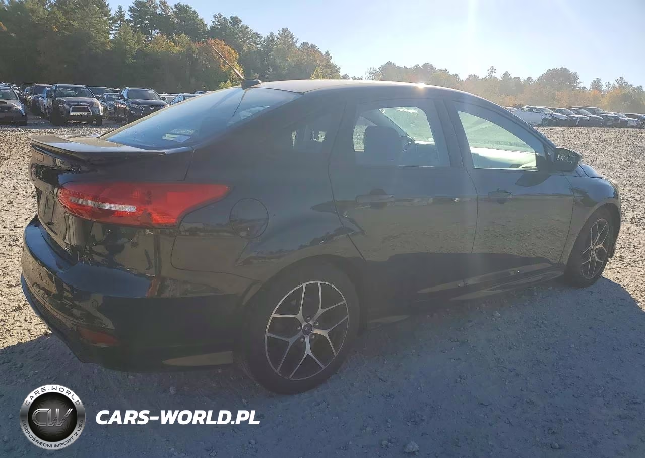2015 Ford Focus Se VIN:1FADP3F23FL258839 - 3