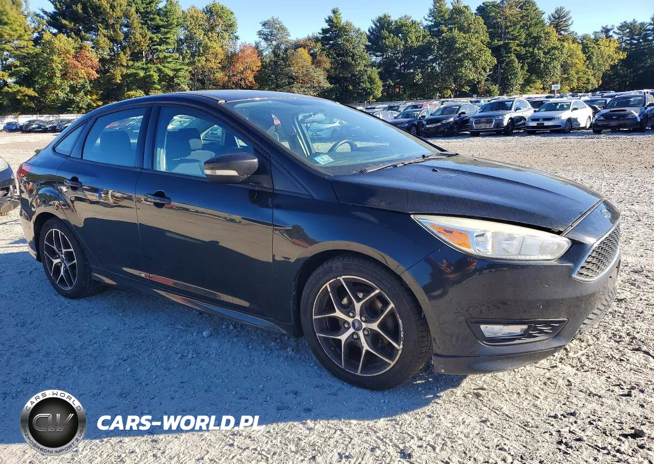 2015 Ford Focus Se VIN:1FADP3F23FL258839 - 4