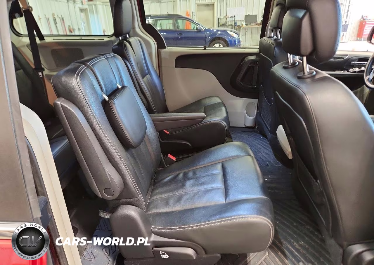 2016 Chrysler Town & Country Touring VIN:2C4RC1BG3GR175163 - 11