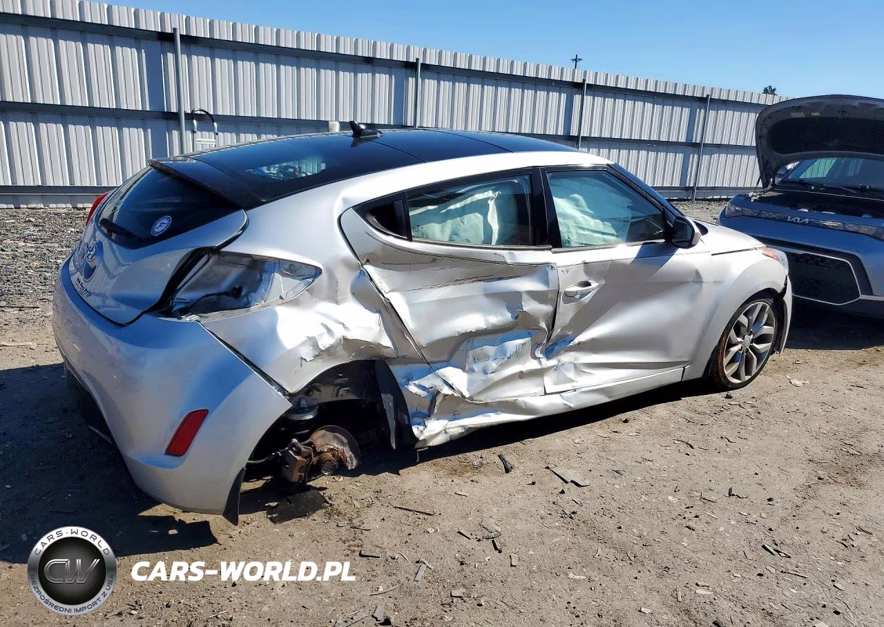 2015 Hyundai Veloster Base VIN:KMHTC6AD5FU232115 - 3