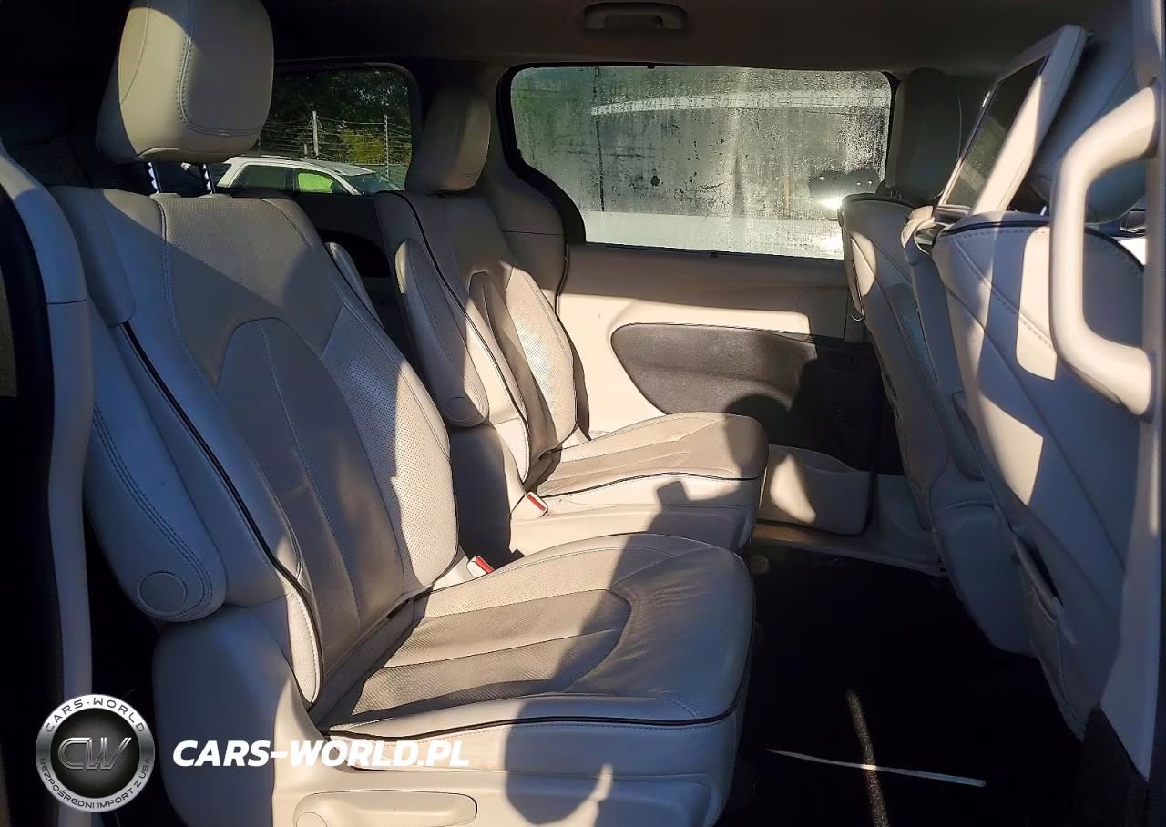 2018 Chrysler Pacifica Hybrid Limited VIN:2C4RC1N70JR365800 - 10