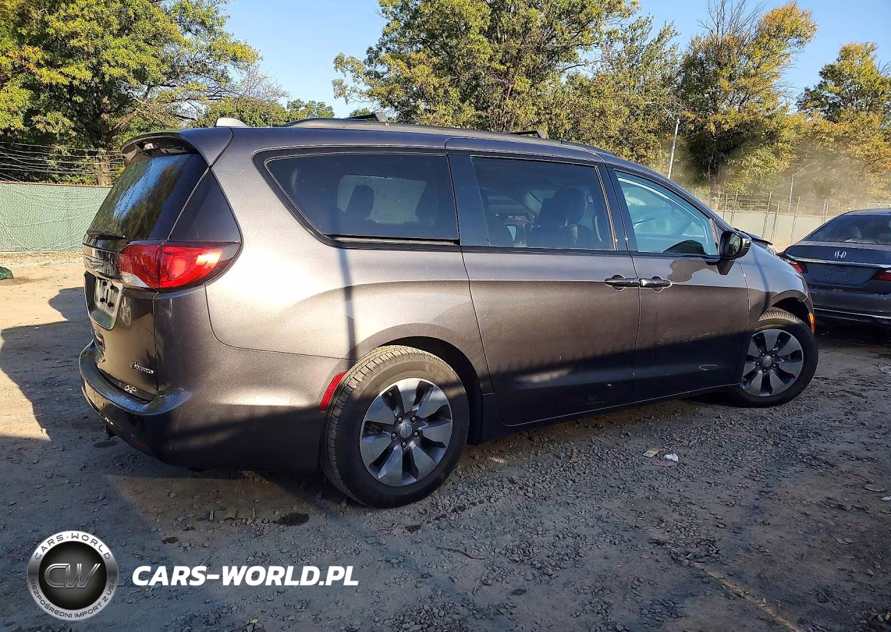 2018 Chrysler Pacifica Hybrid Limited VIN:2C4RC1N70JR365800 - 3