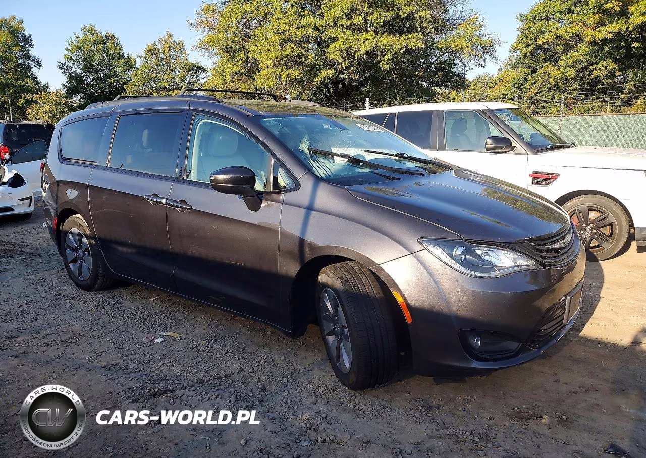 2018 Chrysler Pacifica Hybrid Limited VIN:2C4RC1N70JR365800 - 4