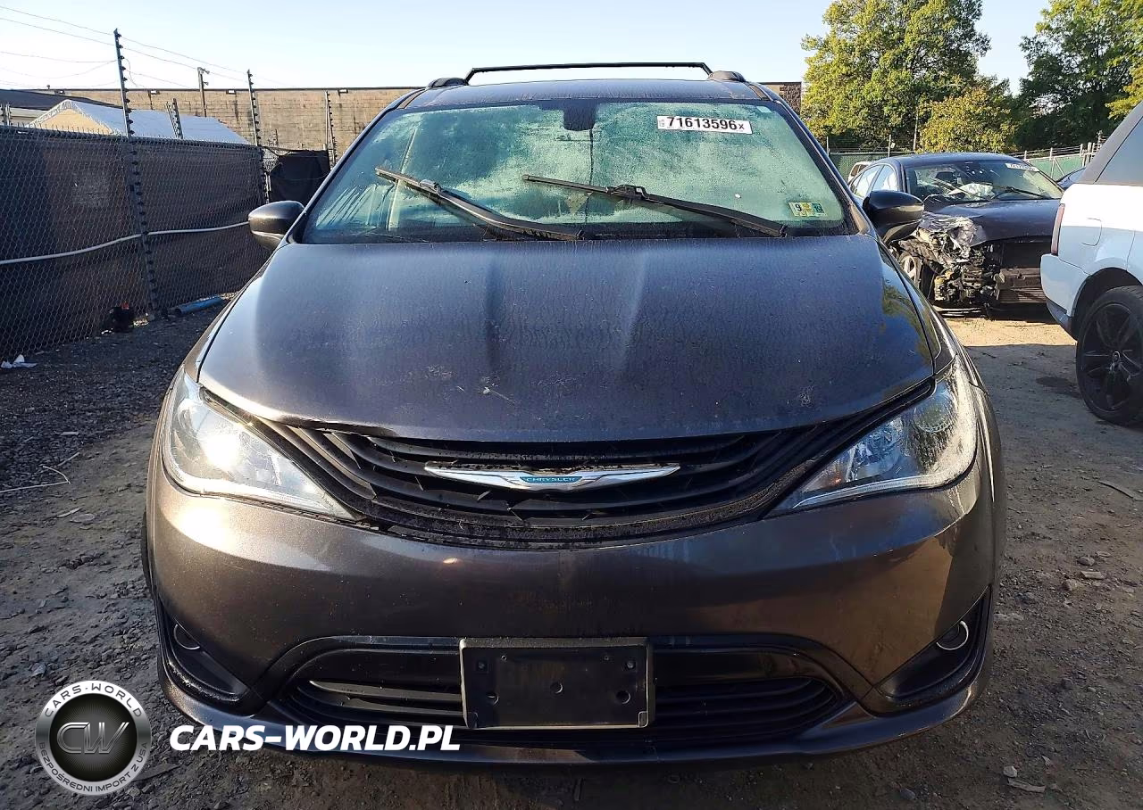 2018 Chrysler Pacifica Hybrid Limited VIN:2C4RC1N70JR365800 - 5