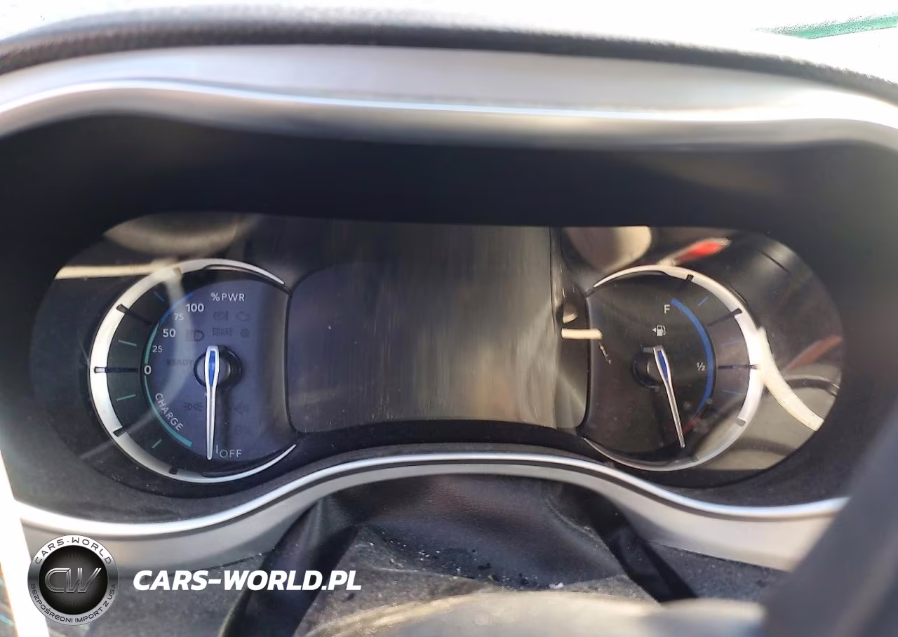 2018 Chrysler Pacifica Hybrid Limited VIN:2C4RC1N70JR365800 - 9