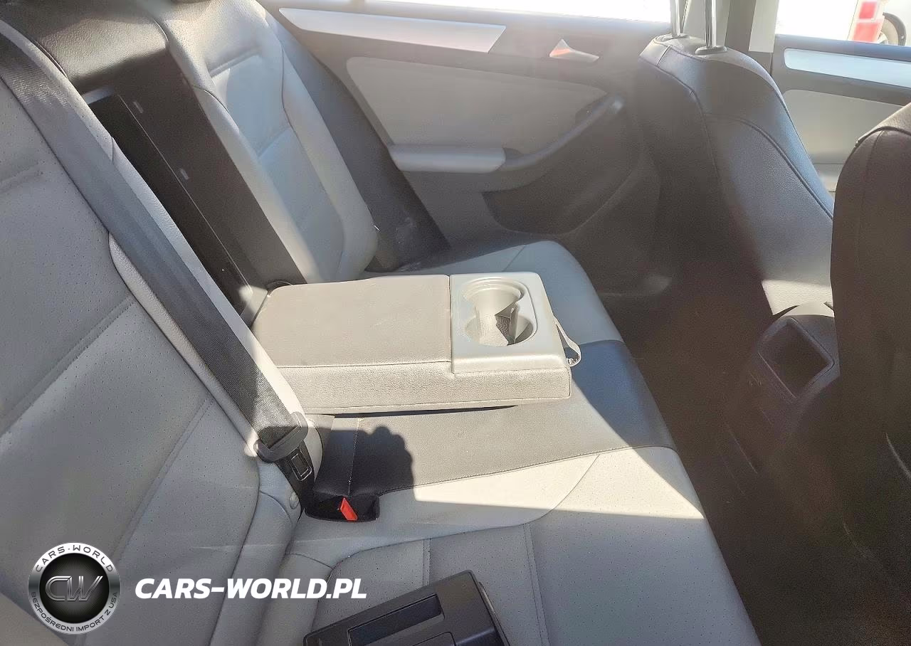 2015 Volkswagen Jetta Hybrid VIN:3VW637AJ0FM328846 - 10
