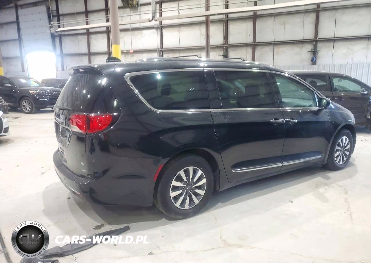 2020 Chrysler Pacifica Touring L VIN:2C4RC1BG9LR281756 - 3