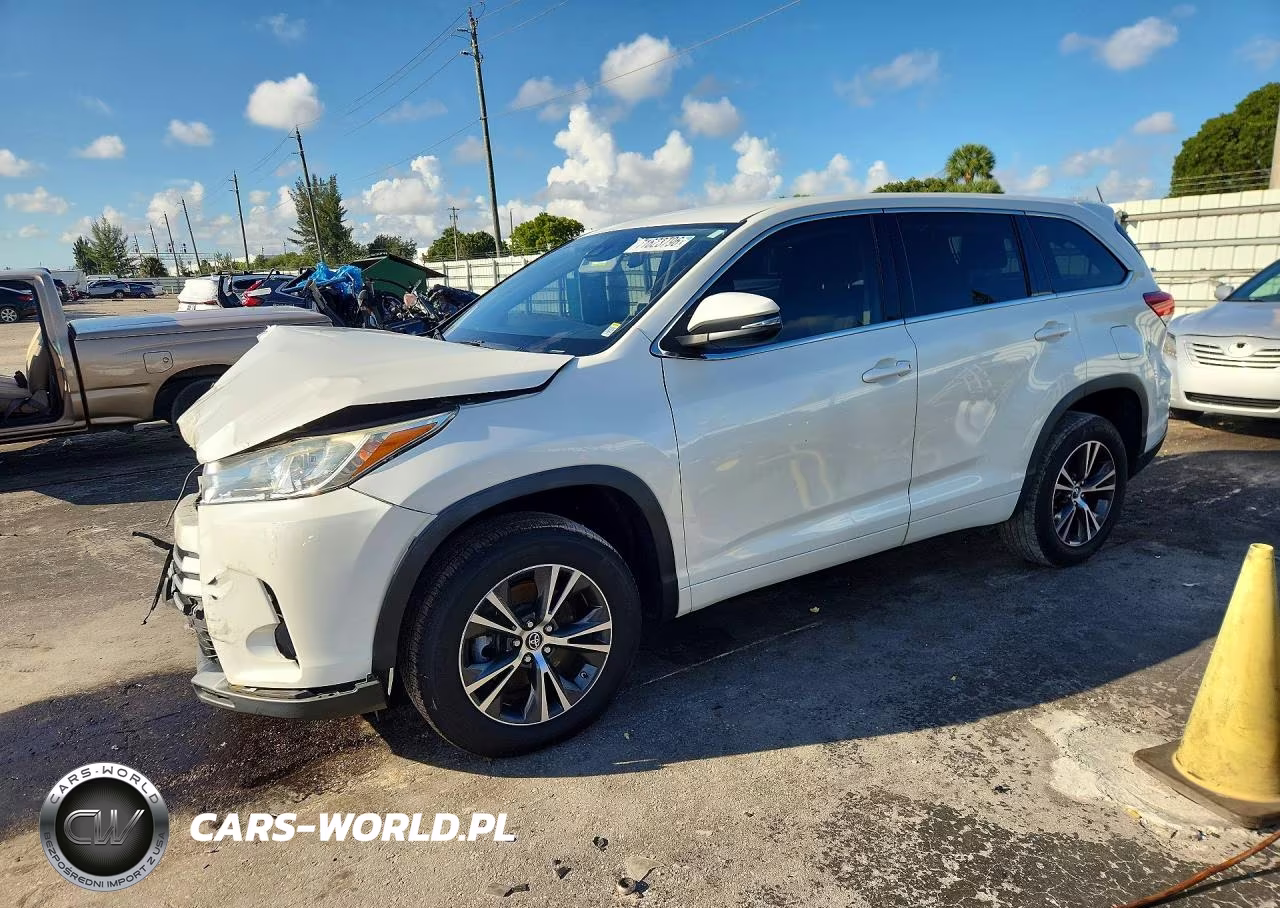 2018 Toyota Highlander Le VIN:5TDZZRFH9JS273001 - 1