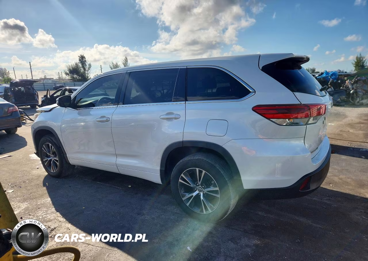 2018 Toyota Highlander Le VIN:5TDZZRFH9JS273001 - 2