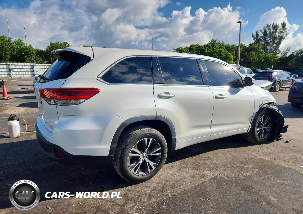 2018 Toyota Highlander Le VIN:5TDZZRFH9JS273001 - 3