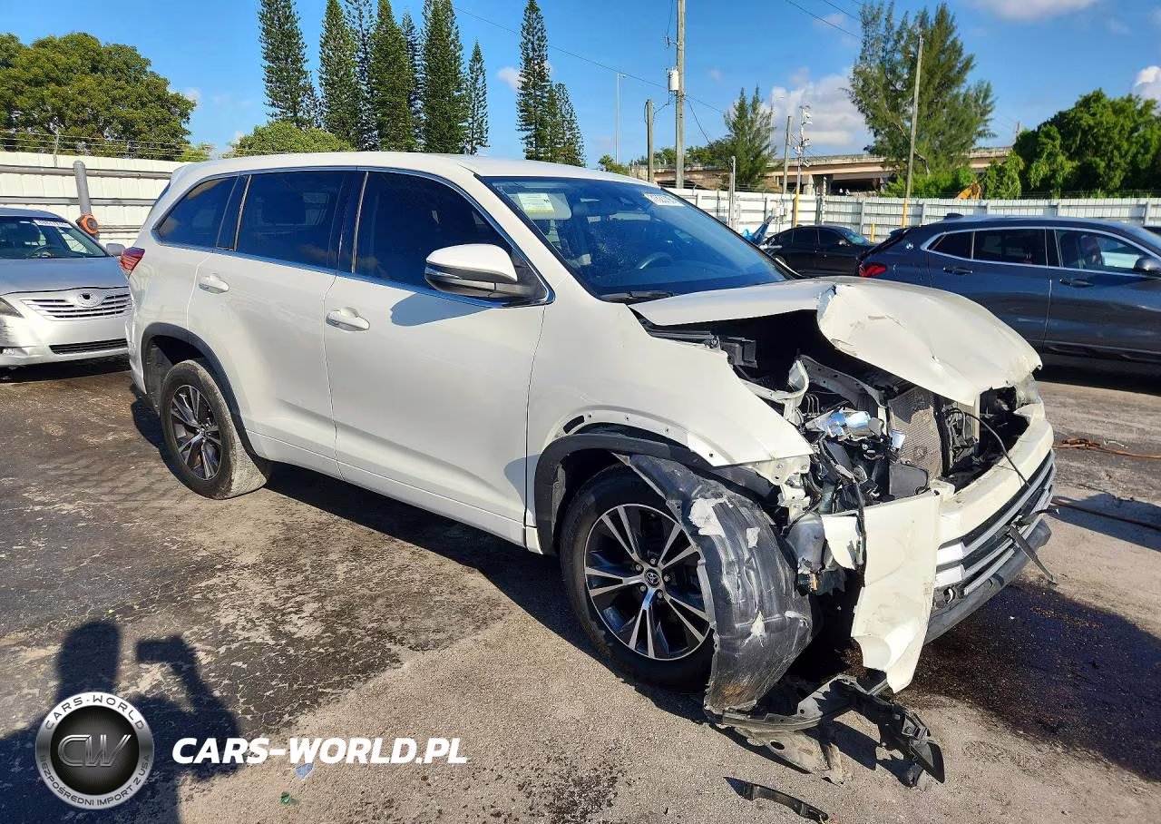 2018 Toyota Highlander Le VIN:5TDZZRFH9JS273001 - 4