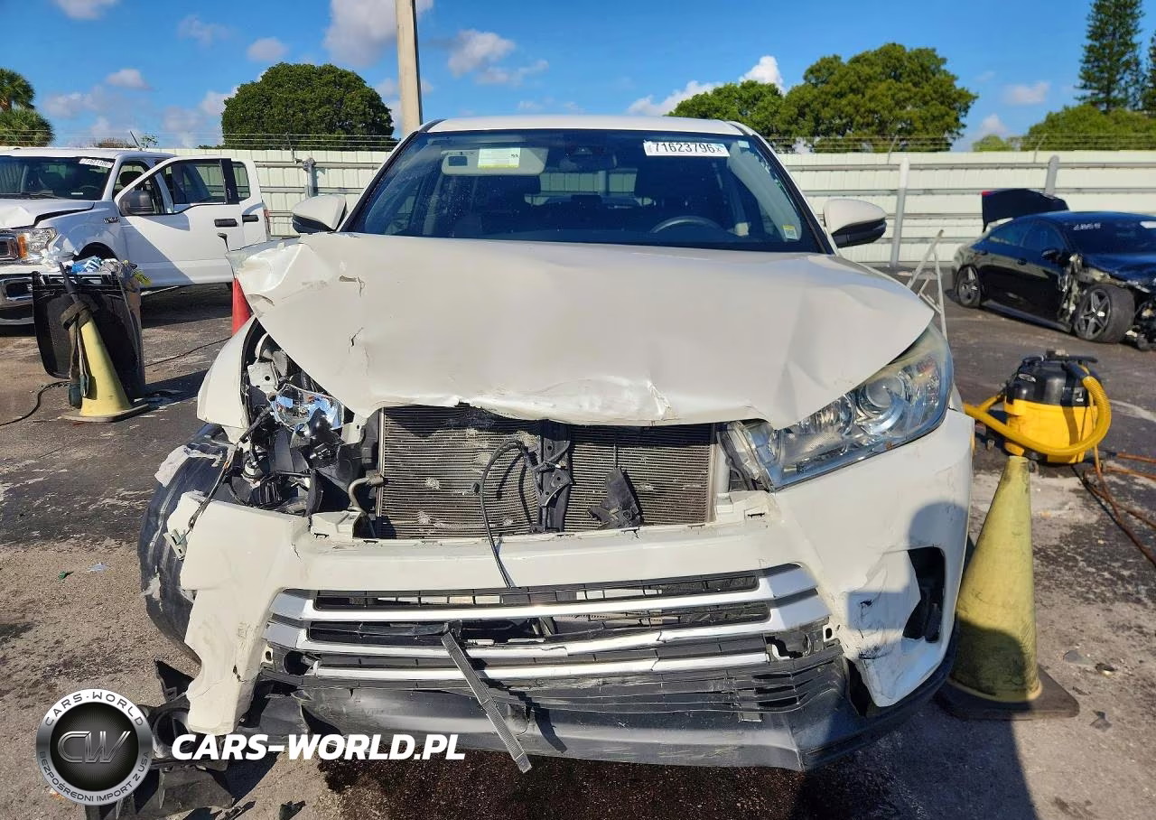 2018 Toyota Highlander Le VIN:5TDZZRFH9JS273001 - 5