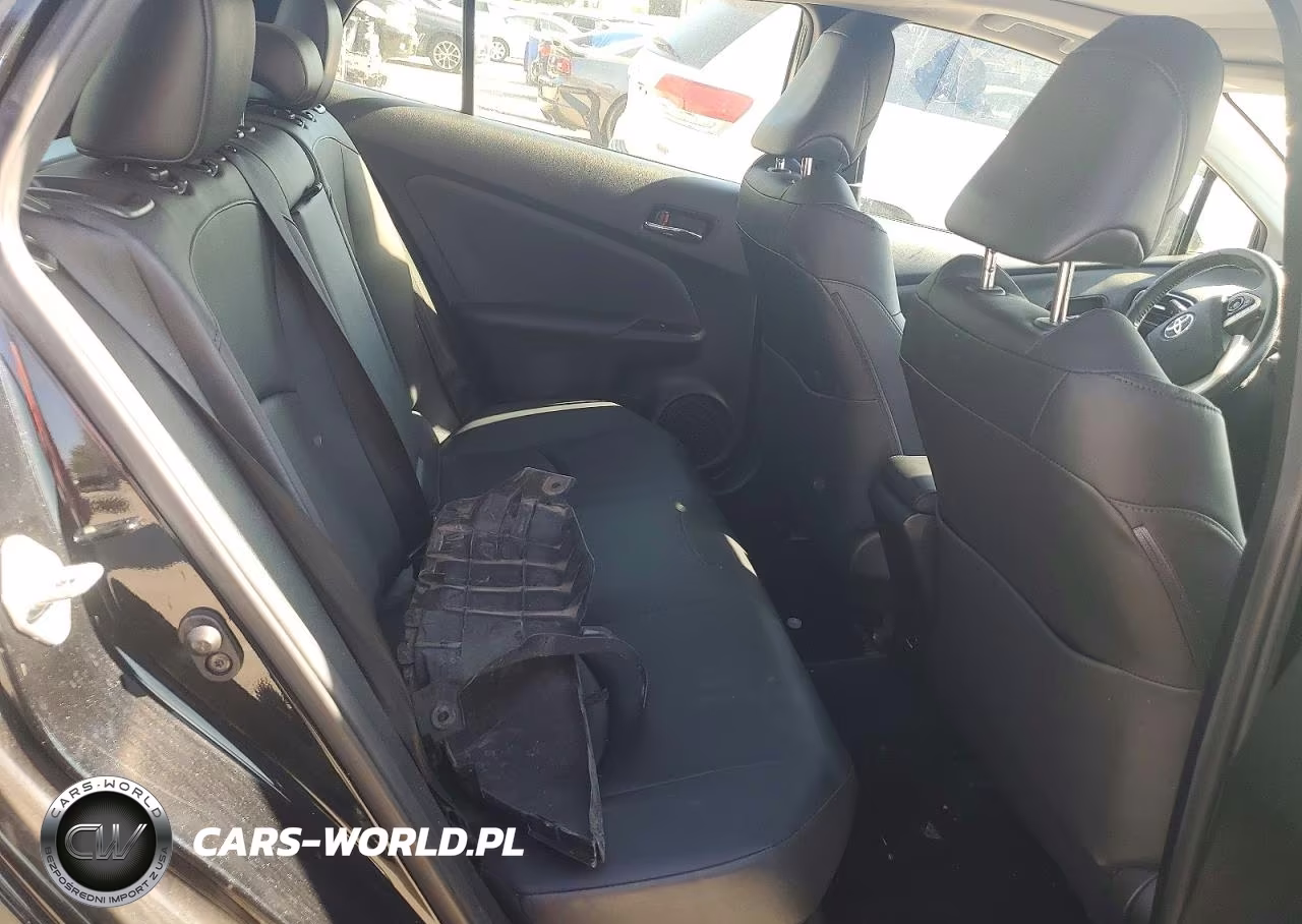 2018 Toyota Prius Four VIN:JTDKARFU2J3546559 - 10