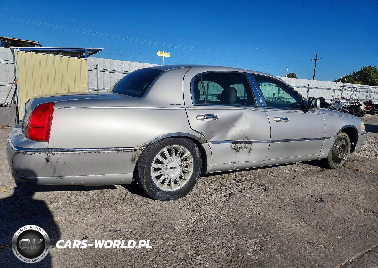 2005 Lincoln Town Car Signature VIN:1LNHM81W15Y624452 - 3