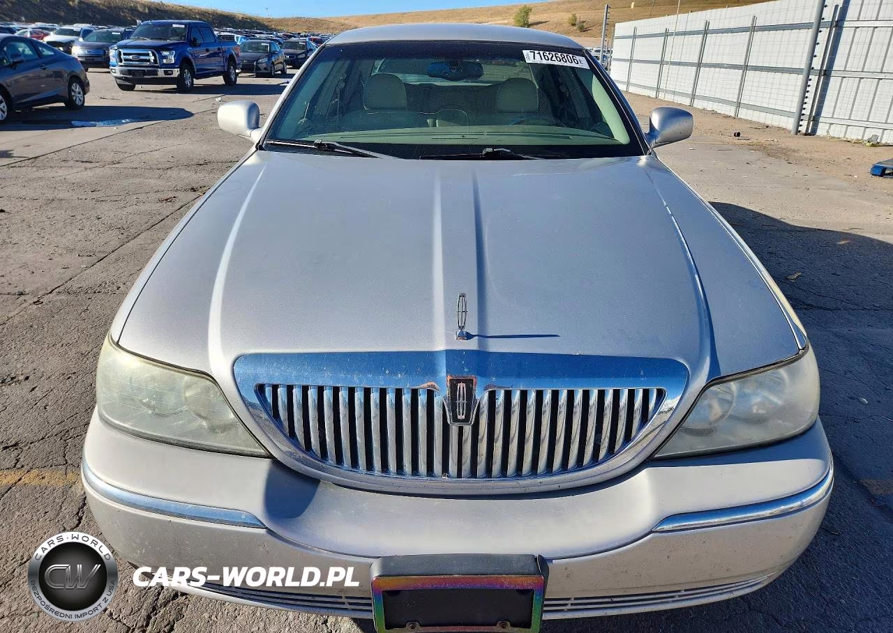 2005 Lincoln Town Car Signature VIN:1LNHM81W15Y624452 - 5