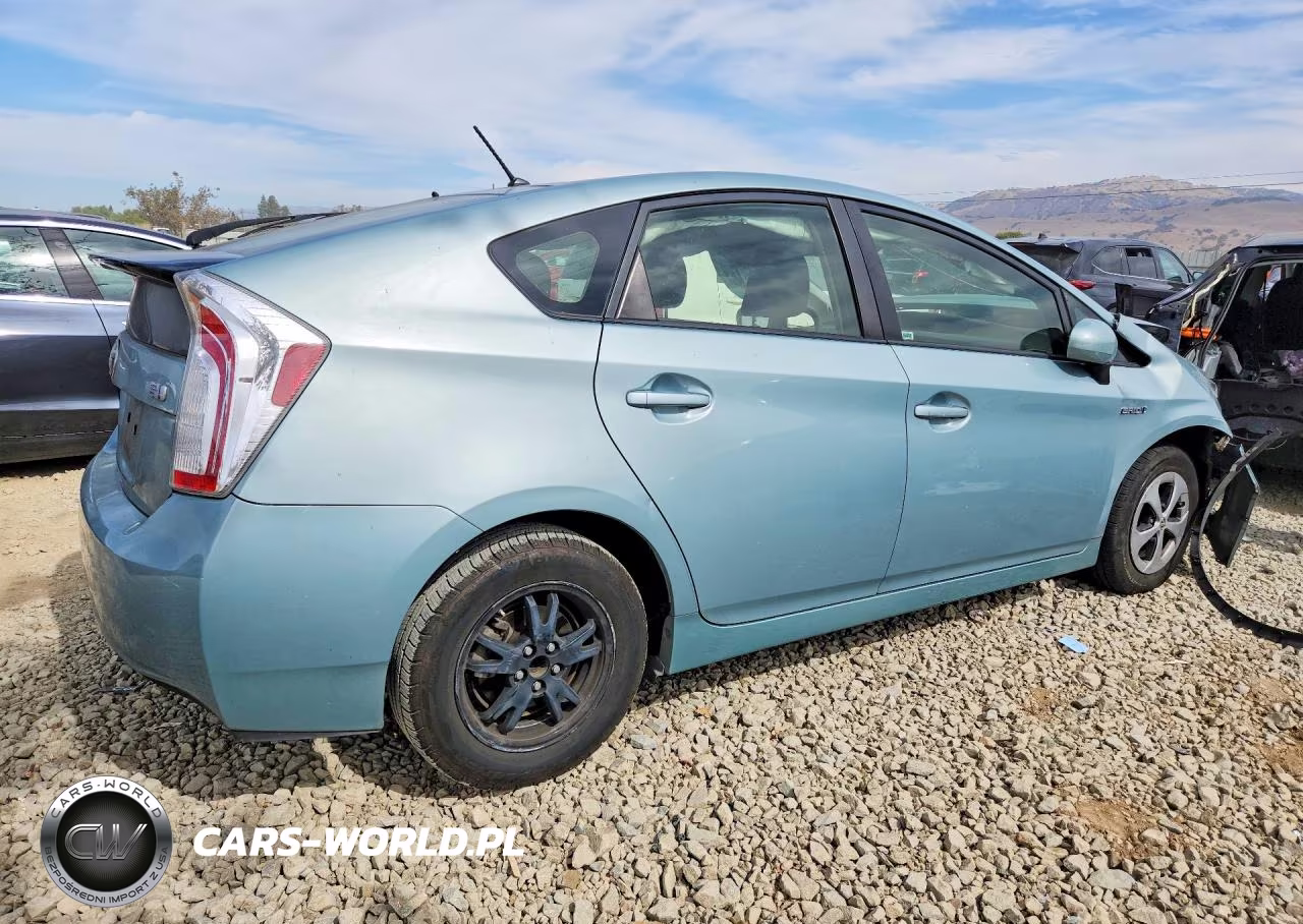 2015 Toyota Prius Two VIN:JTDKN3DU6F1996853 - 3