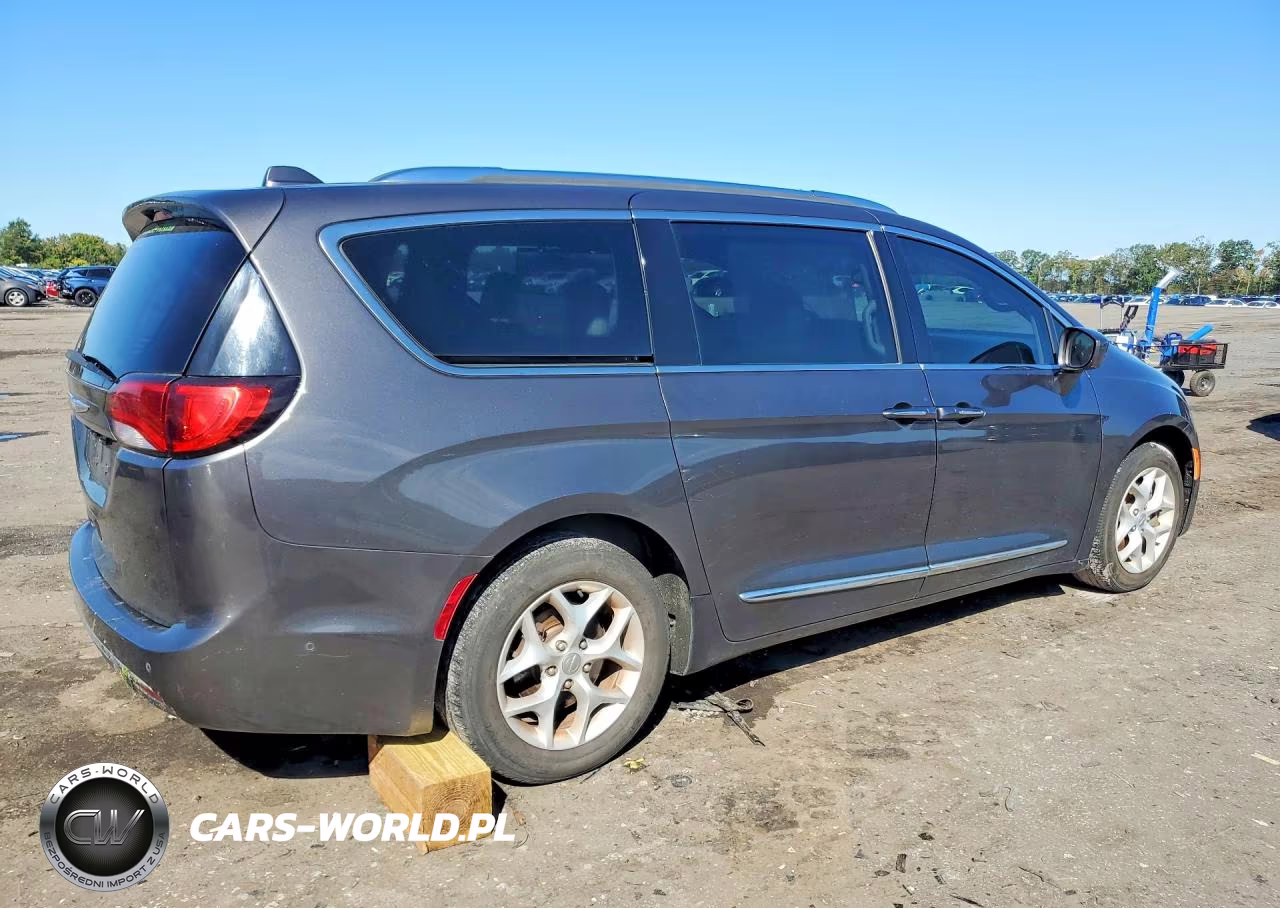 2017 Chrysler Pacifica Touring L Plus VIN:2C4RC1EG6HR669272 - 3